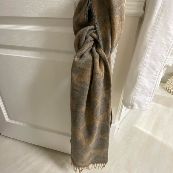 Brand new Coach wool,silk,cashmere blend scarf - Picture 4 of 4